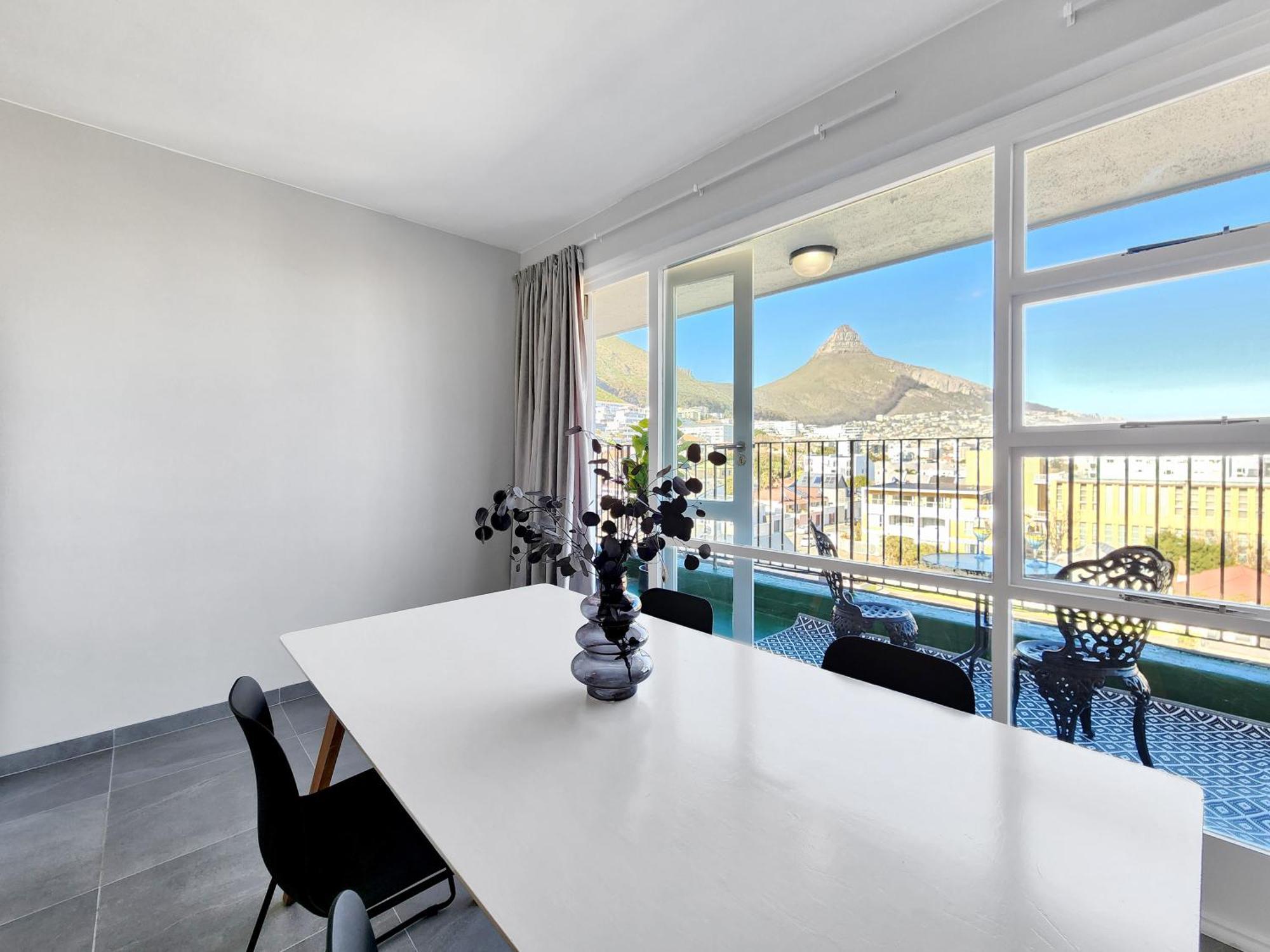 Majestic Lion's Head Views! Ultimate Convenience! Apartment Cape Town