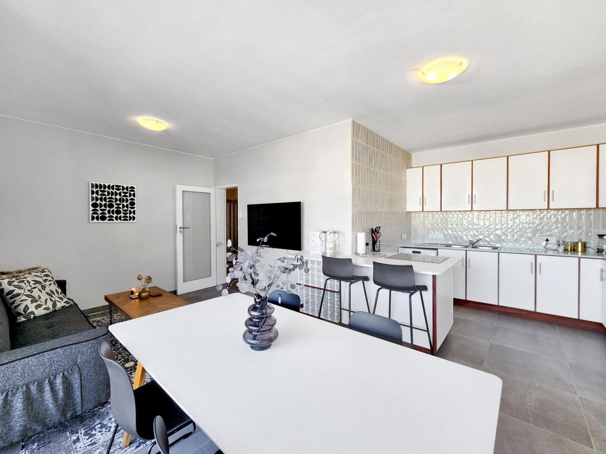 Majestic Lion's Head Views! Ultimate Convenience! Apartment